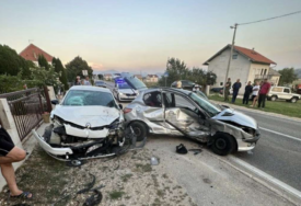 Teška saobraćajna nesreća kod Žepča: Sudjelovalo jedno teretno i 3 putnička vozila, ima povrijeđenih osoba