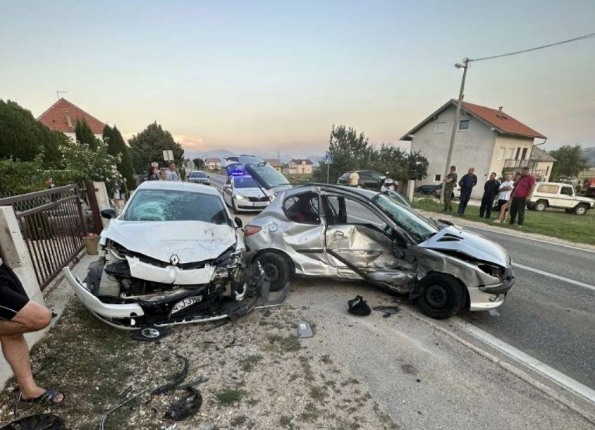 Teška saobraćajna nesreća kod Žepča: Sudjelovalo jedno teretno i 3 putnička vozila, ima povrijeđenih osoba