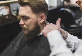 Muškarci šišanje plaćaju vrtoglavih 43 KM: U frizerskim salonima u Srpskoj SKOČILE CIJENE USLUGA, pogledajte da li će frizeri opet korigovati cjenovnike