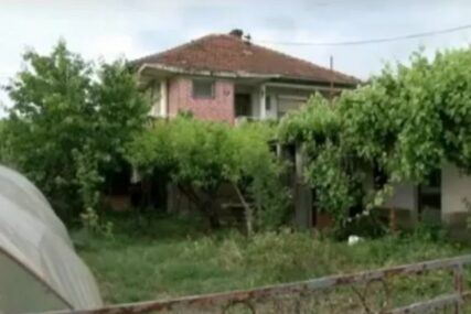 (VIDEO) Krvava tijela ležala na stepeništu: Ovo je kuća užasa kod Skoplja a u kojoj je počinjeno DVOSTRUKO UBISTVO