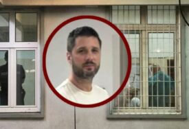 (FOTO) Haos na psihijatriji: Marko Miljković URLA NA POLICAJCE ispred ljekara