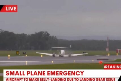 (VIDEO) TRAUMATIČNO SLIJETANJE Avion klizio  bez stajnog trapa 500 metara, objavljen snimak drame