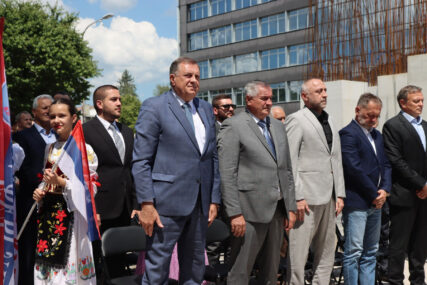 (FOTO) "Obezbijedićemo im vječnu stražu" Dodik obišao gradilište spomen-obilježja stradalim borcima VRS u Banjaluci
