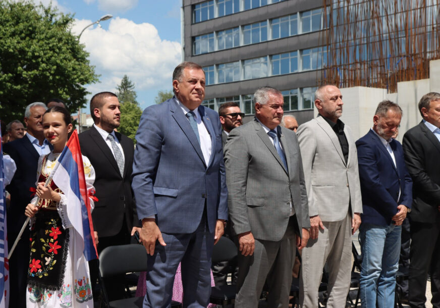 (FOTO) "Obezbijedićemo im vječnu stražu" Dodik obišao gradilište spomen-obilježja stradalim borcima VRS u Banjaluci