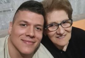 "Sve vrijeme je uz nju, zabrinut je" Majka Slobe Radanovića u bolnici, pjevač se ne odvaja od nje