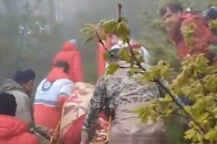 (VIDEO) "SPALJENI DO NEPREPOZNATLJIVOSTI" Spasioci izvlače tijela iz helikoptera, među stradalima i iranski predsjednik
