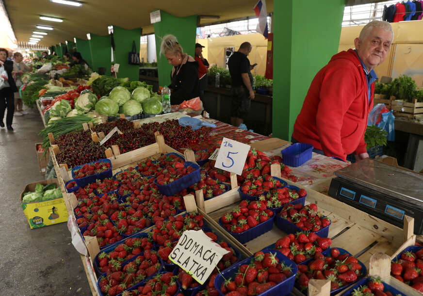 trešnje i jagode na tržnici u banjaluci 