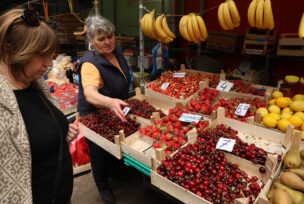 trešnje i jagode  na tržnici u banjaluci 