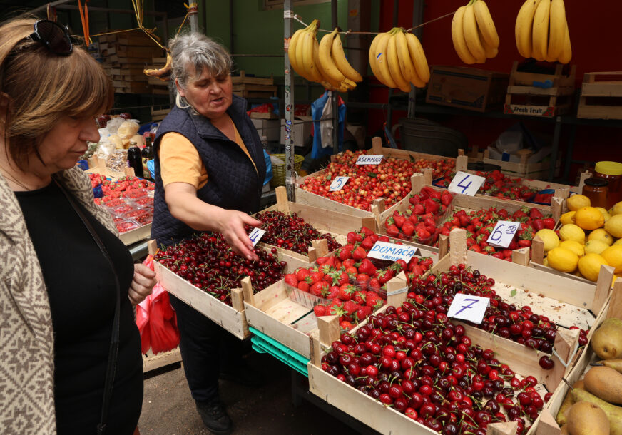 trešnje i jagode  na tržnici u banjaluci 