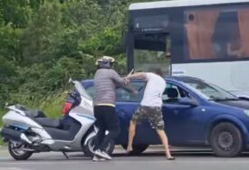 (VIDEO) TUČA NA SRED ULICE Motorista šipkom nasrnuo na vozača automobila, pa ga BRUTALNO UDARAO