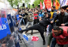 (FOTO) SUZAVAC I GUMENI MECI Žestok sukob na protestima, privedeno najmanje 140 ljudi, na terenu 42.000 policajaca