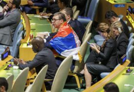 (FOTO) "Niko na svijetu neće je uzeti" Vučić u Generalnoj skupštini UN ogrnut srpskom trobojkom