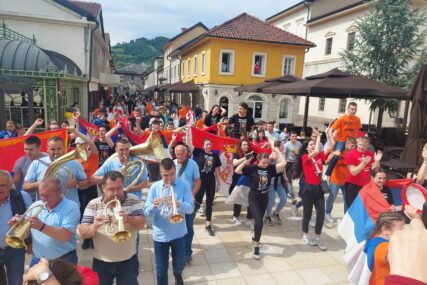 (VIDEO, FOTO) Rastanak ni u pjesmi nije lak: Maturanti u Srpskoj završili školovanje, pogledajte kako su slavili