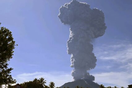 (FOTO) ERUPTIRAO VULKAN IBU Izbacuje pepeo u visini od 5 kilometara, postoji opasnost od bujica i toka hladne lave