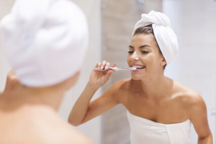 Evo kada je vrijeme da zamijenite četkicu za zube: Koliko god je prali, na njoj ostane određeni broj bakterija