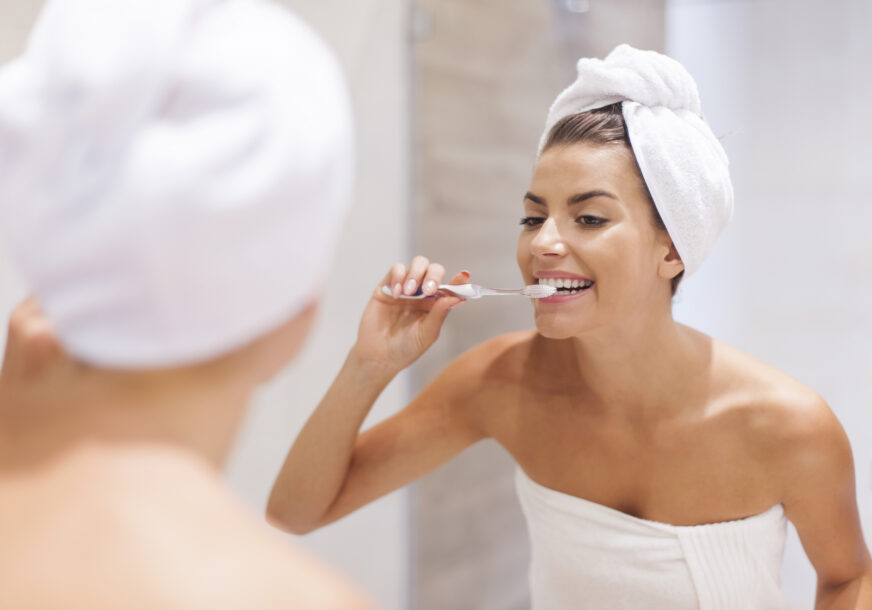 žena pere zube