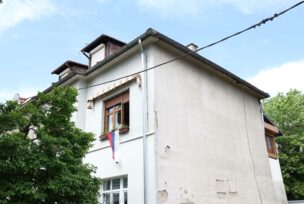 Zastave Srbije na prozoru