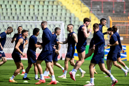 (FOTO) Sunce je ISPRATILO ORLOVE: Fudbaleri Srbije spremni za ODLUČUJUĆI MEČ SA DANSKOM