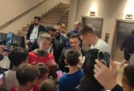 (VIDEO) SJAJNA ATMOSFERA Navijači Srbije upali u hotel Orlova pred odlučujući meč, divan gest Sergeja
