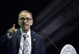 (FOTO) DA LI ĆE ON BITI NOVI AUSTRIJSKI LIDER Kancelara nazvao "HODAJUĆIM MRTVACEM", vodio kampanju "STOP LUDILU EU"