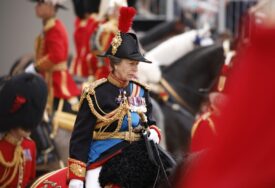 (FOTO) Umalo incident na proslavi rođendana britanskog monarha: Sestra kralja Čarlsa samo što se nije SRUŠILA SA KONJA