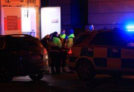 HOROR U PRAGU Muškarac naoružan nožem napao 6 ljudi na benzinskoj stanici, povrijeđene 3 osobe