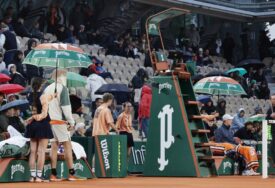 (FOTO) Da li će meč početi na vrijeme: Kiša u Parizu sada utiče i na Novaka Đokovića