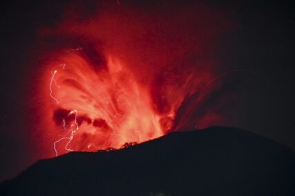(VIDEO) Izdat najviši stepen upozorenja: Vulkan Ibu u Indoneziji eruptirao 2 puta izbacujući usijanu lavu