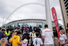 (VIDEO) DOBAR PROVOD U NJEMAČKOJ Pijani navijač Engleske se jutros probudio na praznom stadionu