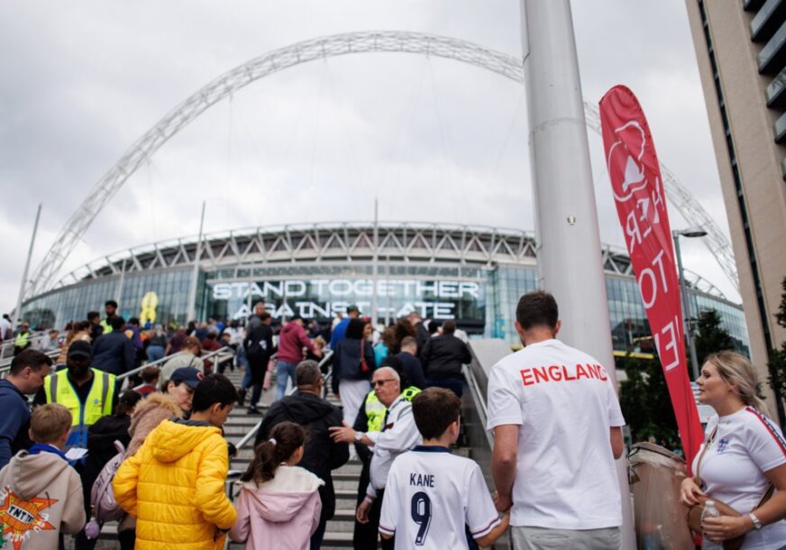 (VIDEO) DOBAR PROVOD U NJEMAČKOJ Pijani navijač Engleske se jutros probudio na praznom stadionu