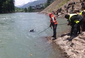 STRAVIČNA NESREĆA Kombi sletio sa puta u rijeku u Pakistanu, među 16 poginulih 9 djece