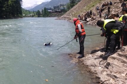 kombi sletio u rijeku u pakistanu