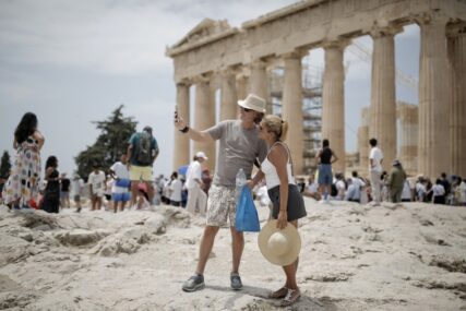 (FOTO) Zbog visokih temperatura ZATVOREN AKROPOLJ: U Grčkoj zbog toplotnog talasa postoji rizik od požara
