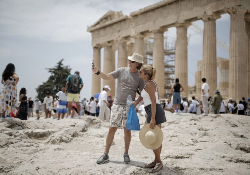 turisti u posjeti Akropolju tokom toplotnog talasa