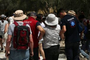 turisti u posjeti Akropolju tokom toplotnog talasa