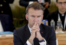 "Riječ je o krupnim problemima" Makron poručio da se Francuska suočava sa "veoma ozbiljnim" istorijskim trenutkom pred izbore