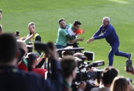 (VIDEO) HAOS NA TRENINGU PORTUGALA Navijač uletio na teren, golman ga rvačkim zahvatom oborio na travu