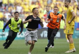 (VIDEO) NOVI INCIDENT NA EURO Navijač uletio na teren, utakmica prekinuta