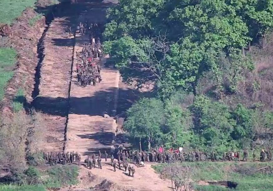 (FOTO) HAOS UOČI PUTINOVOG DOLASKA Sjevernokorejski vojnici postavljali mine na granici, Južna Koreja ispalila hice ka njima