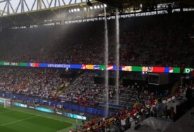 (VIDEO) KIŠA LIJE KAO IZ KABLA Prokišnjava krov stadiona u Dortmundu, problem pred meč Turske i Gruzije