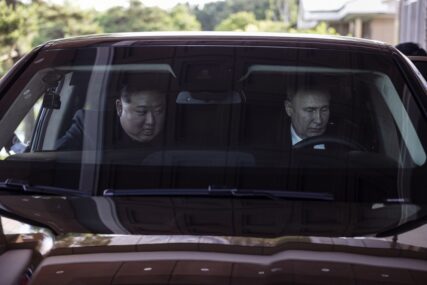 (VIDEO, FOTO) Predsjednik Rusije za volanom: Putin PROVOZAO KIMA u ruskoj limuzini tokom posjete Pjongjangu