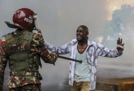 (VIDEO, FOTO) POLICIJA PUCALA NA DEMONSTRANTE Na protestima u Keniji najmanje 10 mrtvih