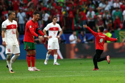 (VIDEO) Portugalac obradovao mališana: Dječak utrčao na teren, a potez Kristijana Ronalda ODUŠEVIO JE SVE