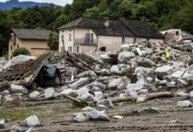 Jedna žena izvučena mrtva: Tri osobe nestale u klizištu tokom oluje u Švajcarskoj, u toku akcija spasavanja