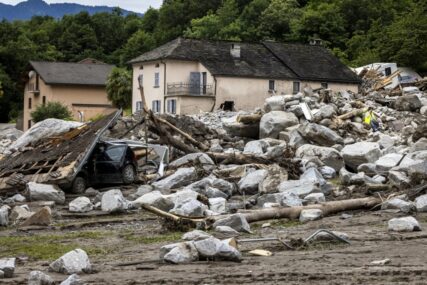 Jedna žena izvučena mrtva: Tri osobe nestale u klizištu tokom oluje u Švajcarskoj, u toku akcija spasavanja