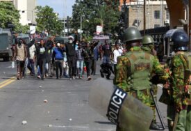 (VIDEO, FOTO) Bačen SUZAVAC NA OBAMINU SESTRU tokom masovnog protesta u Keniji: Policija zapucala na demonstrante koji pokušavaju da uđu u parlament