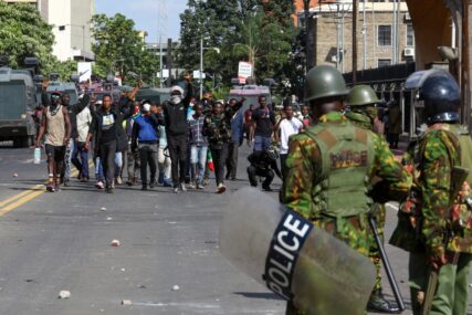 (VIDEO, FOTO) Bačen SUZAVAC NA OBAMINU SESTRU tokom masovnog protesta u Keniji: Policija zapucala na demonstrante koji pokušavaju da uđu u parlament