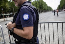 OČEKUJE SE HAOS Francuska raspoređuje 30.000 policajaca da spriječe nerede na izborima