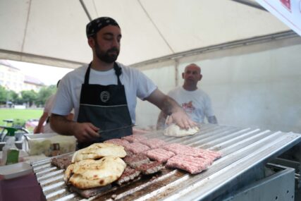 (VIDEO, FOTO) POČEO 7. "ĆEVAP FEST" Centrom Banjaluke širi se prepoznatljiv miris roštilja, mnogi požurili na svoju porciju mesa