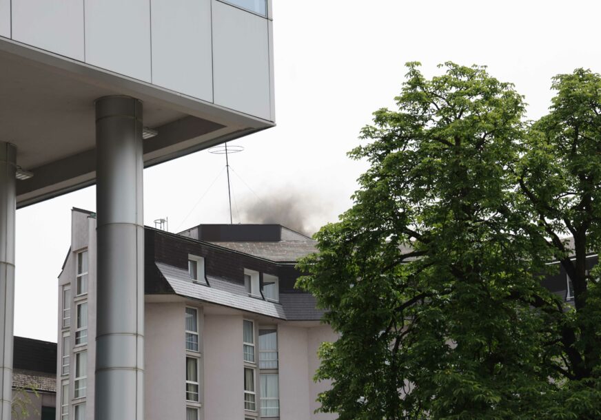 (FOTO) Šta se dešava u Banjaluci: Poznat uzrok dima iznad hotela "Bosna"